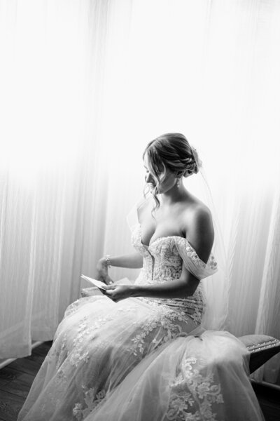 Photo of Bride in her suite readnig a note