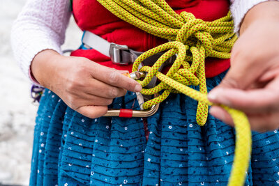 climbing_cholita_cecilia_details_rope_andes_bolivia