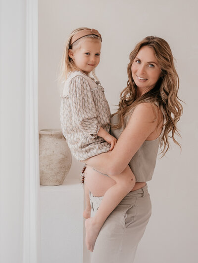 Professioneel kinderportret van een meisje met rode haren, lachend op de foto