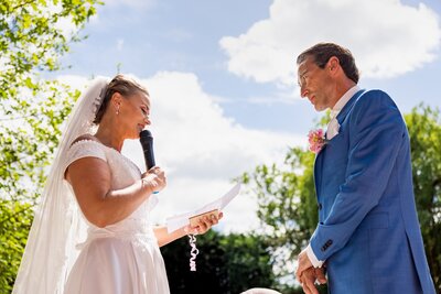 Vrouw spreekt haar geloften opnieuw uit naar haar man tijdens intiem moment begeleid door weddingplanner
