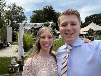 Weddingplanners zorgen dat alles onder controle is vlak voor de start van de ceremonie, voor een vlekkeloze bruiloft