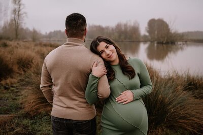 Koppel zwangerschapsshoot in bos van Rotterdam door Tessa Zwaan Fotografie