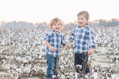 Family-photos-in-Cotton-Field-in-Holly-Springs-NC-by-Family-Photographer-Traci-Huffman-Photography-Worthington-00010