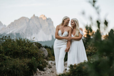 Lesbian elopement in the Dolomities