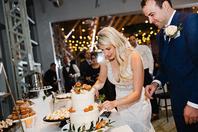 Coupe du gâteau lors mariage