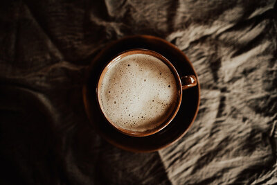 brun kaffekopp med skummad mjölk