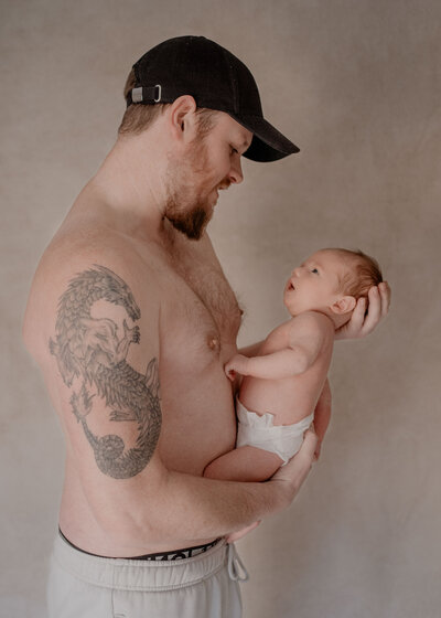 Pasgeboren baby gefotografeerd door Leukfotografie, gespecialiseerd in pure newbornfotografie in Amsterdam Noord