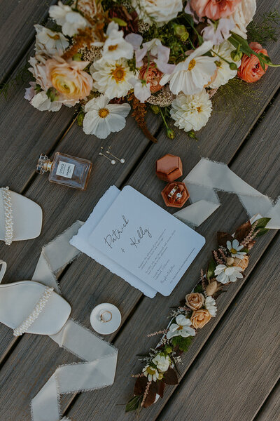 minimalist wedding invitations and romantic wedding flowers