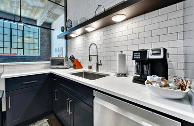 Industrial modern kitchen in this three-bedroom, two-bathroom vacation rental condo in the historic Behrens building in downtown Waco, TX.