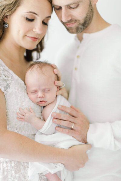 newborn photo session with parents in Arkansas.