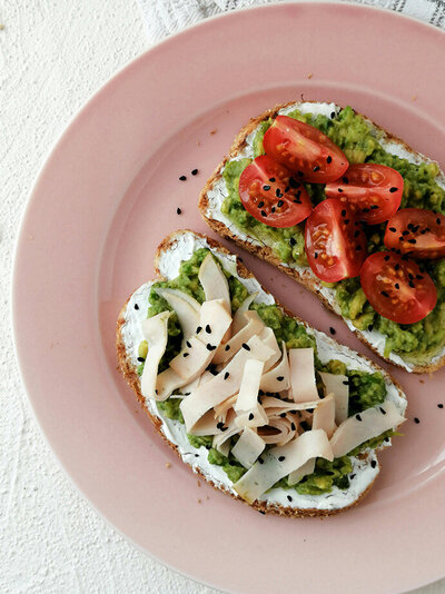 A pink plate with two pieces of bread, showcasing a meal suitable for an IBS dietitian's recommendations.