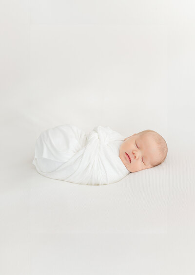 posed-newborn-photographer-dallas-fort-worth-studio-baby-photoshoot-sarah-leana-photography-20