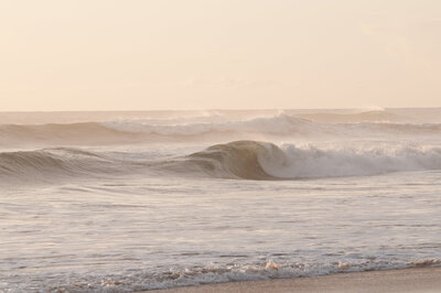 rolling waves at Barking Sands Beach taken by Ottawa Wedding & Portrait Photographer JEMMAN Photography