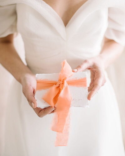 calgary-bride-wedding-vow-notecards-wrapped-in-silk-ribbon-bridgerton-editorial