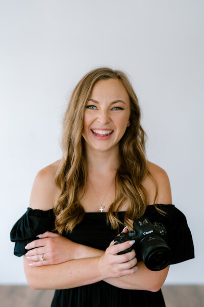 Lindsay Elaine Photography holding camera