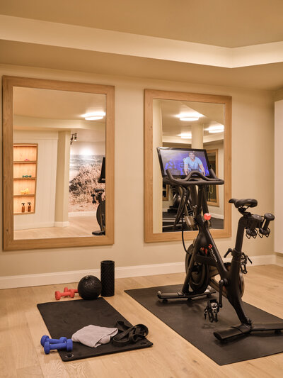 Pelotonbbike im Gym des LIEV Hotels.