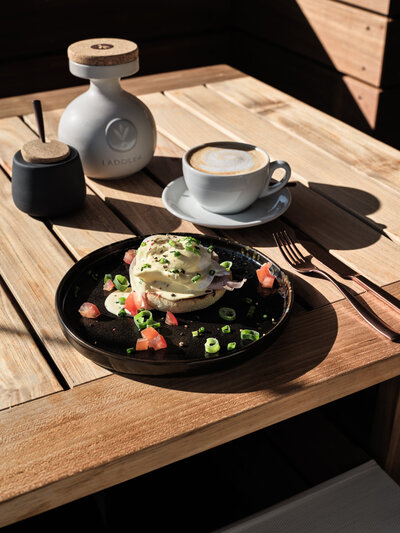 Frühstück im Hotel the breeze serviert auf der sonnigen Außenterrasse des Restaurants BRACA.