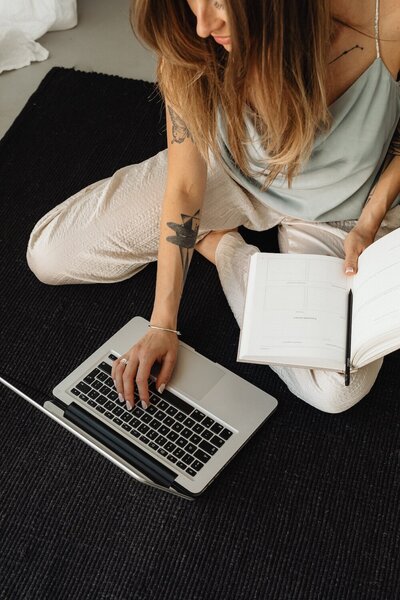 kaboompics_laptop-computer-macbook-notebook-organizer-32245