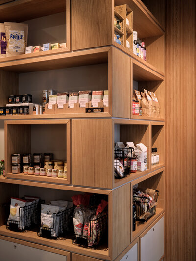 Feinkostauswahl im Regal des Shops bagged im Restaurant the breeze.