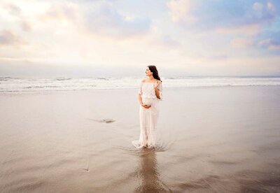 La jolla maternity photographer. Tristan Quigley, photographing a stunning mama to be at her beach photography session in La Jolla