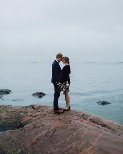 Vastavihitty pari seisoo rantakalliolla vastakkain otsat koskettaen Lauttasaaressa Helsingissä