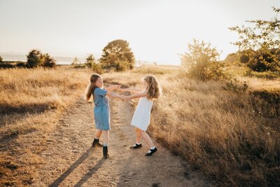 two-sisters-dancing-at-meadow-in-seattle-park