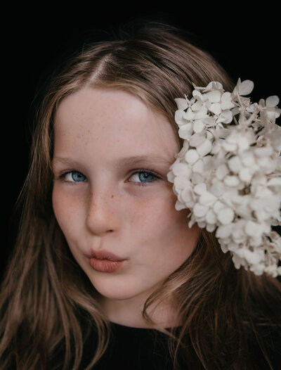 Professioneel kinderportret van een meisje met bloemenkrans  Amsterdam