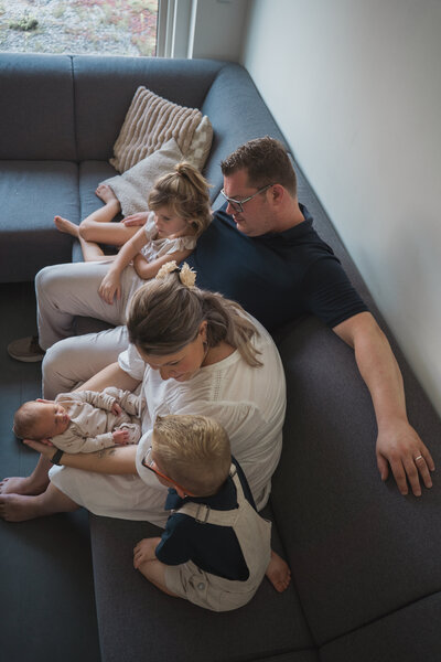 Newbornshoot Newbornshoot samen met het hele gezin.