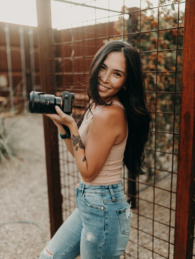 alexa rae photography poses with her camera