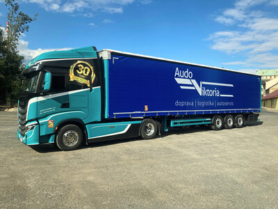 Moderní kamion IVECO Audo Viktoria s modrým návěsem a logem k 30 letům firmy
