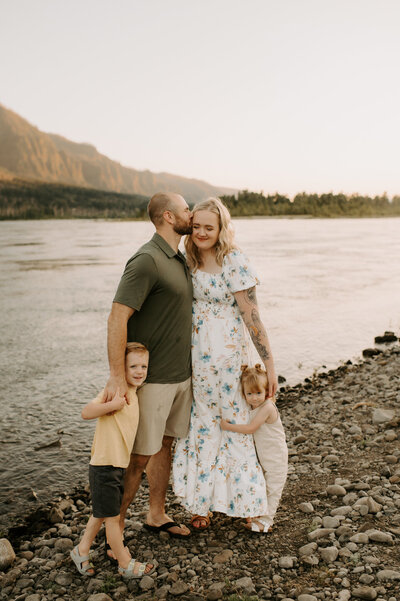 Family of 4 on the columbia river gorge
