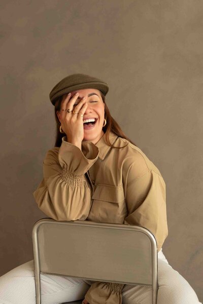 portret van fotograaf in amsterdam met warme cinematische sfeer