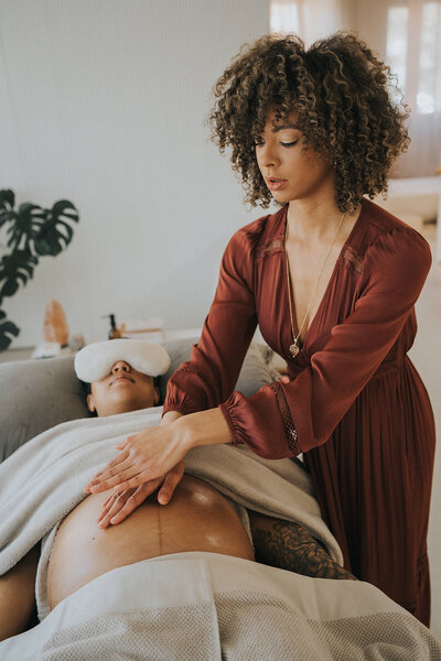 Holistische praktijk voor zwangerschaps- en post-partum massagebehandelingen