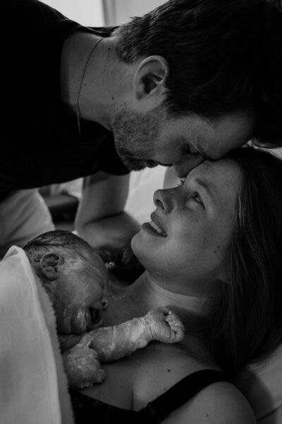 Eerste ontmoeting met pasgeboren baby tijdens geboortereportage