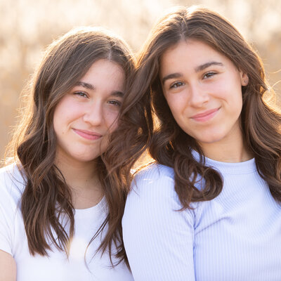 photo of two sisters taken by Ottawa Wedding & Portrait Photographer JEMMAN Photography