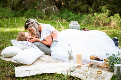 Jackson Hole photographers capture intimate elopement with couple during picnic after