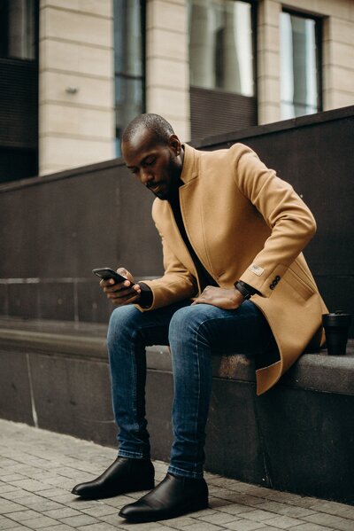 man-sitting-on-bench-3206119