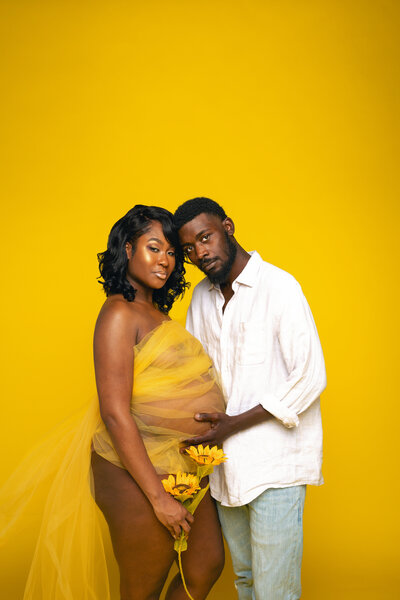 Black mom and dad to be posing for maternity photos