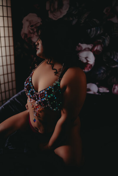 women posing with chain for rhode island boudoir photography session with Jo Jo Photography boudoir