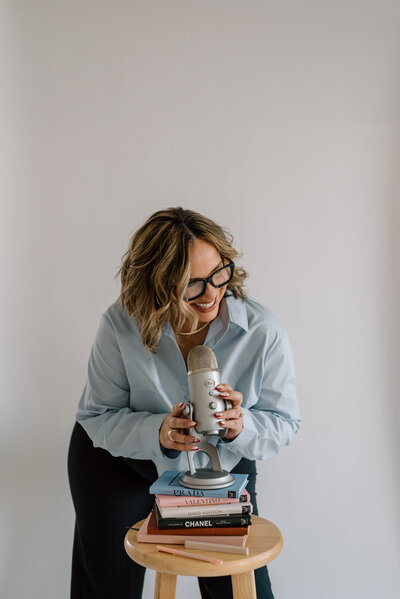 Nicole Nieves, host of Becoming the Authority podcast, empowering entrepreneurs to build standout brands