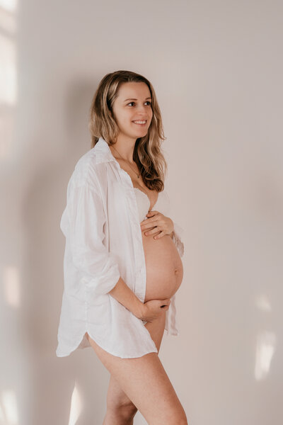 Zwangerschapsshoot met blote buik vastgelegd door Leukfotografie Studio amsterdam noord