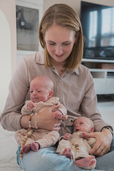Newbornshoot twins-29 Mama met haar tweeling tijdens een newbornshoot