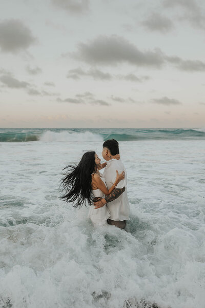 Cassie Beth Photography is a Hawai'i and destination wedding photographer. Cassie Beth Photography focuses on genuine moments, making her clients feel relaxed, and capturing the intimate moments.