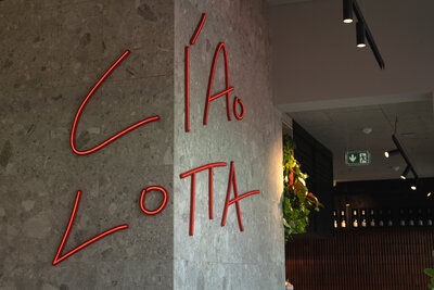 Schriftzug "Ciao LOTTA" an der Wand des Restaurant LOTTA.