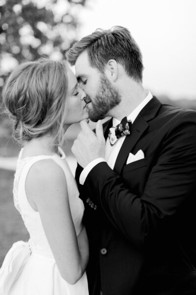 Romantic Bride and Groom Kissing | Black and White Wedding Photography in Pittsburgh | Anna Laero