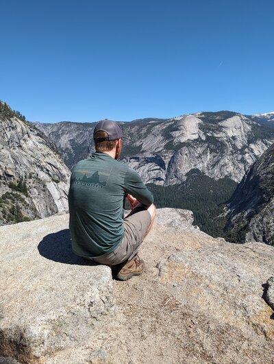 Man stares out over Yosemite Valley