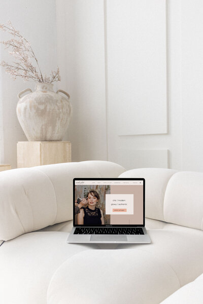 Screenshot der Website fÃ¼r eine Make-up Artistin â€“ erstellt von Jennifer Aries mit Website in a Week
