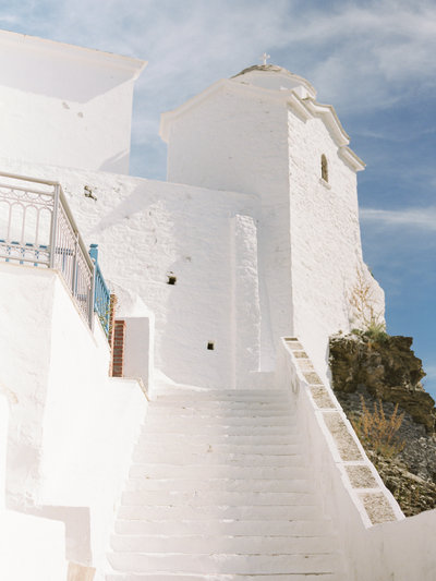 White washed building in Santorini Greece photographed by destination wedding photographer J.J. Au'Clair