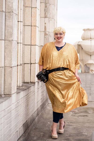 st-louis-maternity-photographer-smiling-posing-in-yellow-sparkly-dress