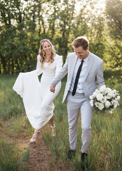 Utah outdoor mountain wedding photos with white bouquet.